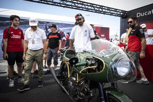 Besucher neben einer klassischen Ducati im Heritage Village der World Ducati Week 2026 in Misano