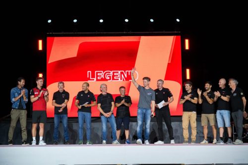 Ducati-Rennlegenden stehen gemeinsam auf der Legend-Bühne bei der Live the Legend Night der World Ducati Week 2026 in Misano