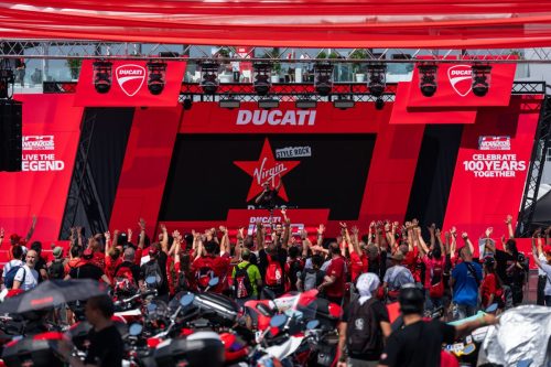 Jubelnde Fans vor der roten Live-the-Legend-Bühne der World Ducati Week 2026 in Misano