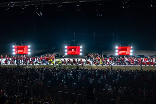 Rot beleuchtete Tribünen mit Publikum bei der abendlichen Live the Legend Night der World Ducati Week 2026 in Misano