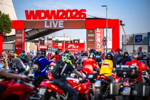 Hunderte Motorräder und Fahrer versammeln sich unter dem roten WDW2026-Bogen in Misano