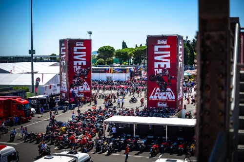 Luftaufnahme der roten Motorradparade und voller Paddock zum Auftakt der World Ducati Week 2026 in Misano