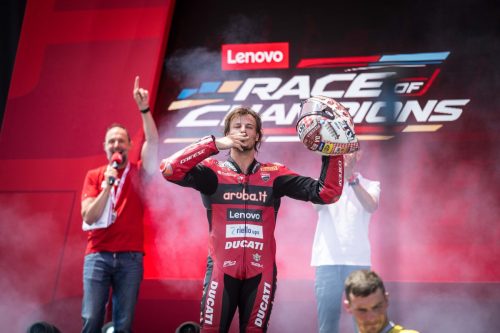 Nicolò Bulega mit Pokal im Interview vor dem Lenovo-Race-of-Champions-Banner bei der World Ducati Week 2026 in Misano