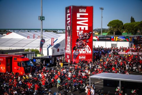 Großer Andrang von Fans und Motorrädern im Paddock neben dem Live-the-Legend-Turm der World Ducati Week 2026