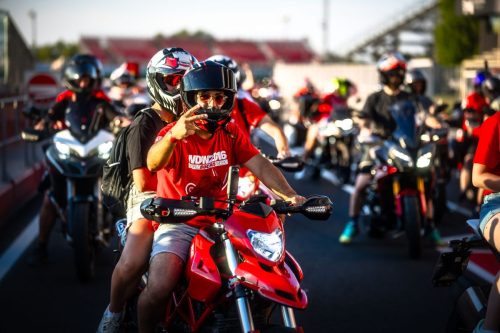 Zwei Teilnehmer auf einer Ducati während der Motorradparade der World Ducati Week 2026 in Misano