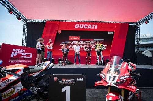 Podiumsbühne des Lenovo Race of Champions mit Ducati-Rennmaschinen und Startnummer 1 bei der World Ducati Week 2026 in Misano