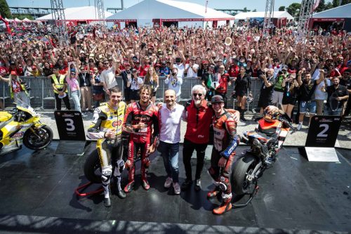 Siegerehrung des Lenovo Race of Champions mit Fahrern auf den Podestplätzen vor großer Menschenmenge in Misano