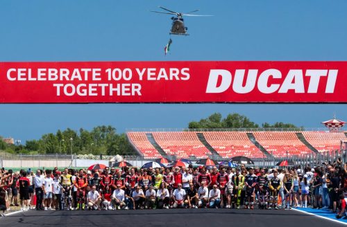 Hubschrauber über der Celebrate-100-Years-Tribüne mit versammelter Menschenmenge bei der World Ducati Week 2026 in Misano