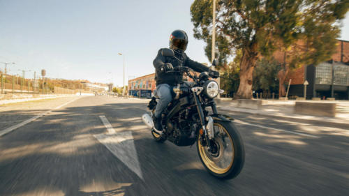 XSR125 Legacy Action images