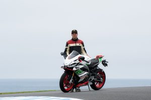 Marco Bezzecchi steht hinter der Aprilia RS 660 Phillip Island Tribute auf der Rennstrecke von Phillip Island
