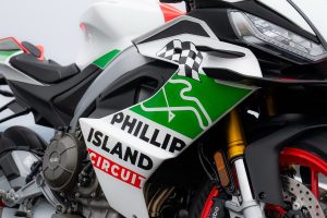 Seitenverkleidung der Aprilia RS 660 Phillip Island Tribute mit Streckenlogo, Zielflagge und Schriftzug Phillip Island Circuit