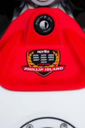 Plakette auf der Aprilia RS 660 Phillip Island Tribute mit allen Aprilia-Siegen auf Phillip Island von 1998 bis 2025