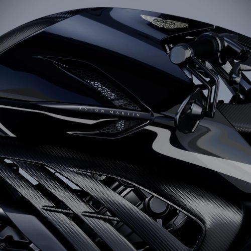 Aston Martin AMB 002 (2027) – Detailansicht Carbon-Tank und Seitenverkleidung mit Aston-Martin-Schriftzug, Lufteinlassschlitzen und Spiegelstiel