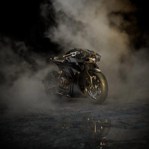 Aston Martin AMB 002 (2027) – Dreiviertelansicht von vorne in dramatischer Nebel-Studioinszenierung mit goldfarbenem Licht