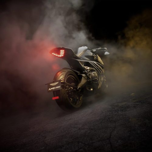 Aston Martin AMB 002 (2027) – Heckansicht in Nebel-Studioinszenierung mit rot leuchtendem Rücklicht und Kennzeichen 'AMB 002'
