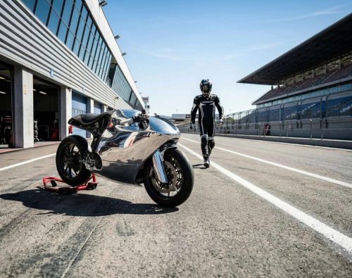 Bandit9 Ducati 821 – Front-Dreiviertelansicht in poliertem Aluminium, stehend in der Boxengasse auf dem Montageständer