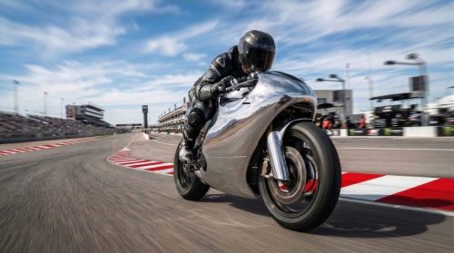 Bandit9 Ducati 821 – Front-Dreiviertelansicht in voller Fahrt auf der Rennstrecke, Fahrer in schwarzer Lederkombi