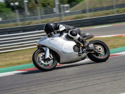 Bandit9 Ducati 821 – Front-Dreiviertelansicht in Schräglage auf der Rennstrecke