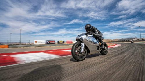 Bandit9 Ducati 821 – Front-Dreiviertelansicht in Fahrt auf der Rennstrecke vor blauem Himmel