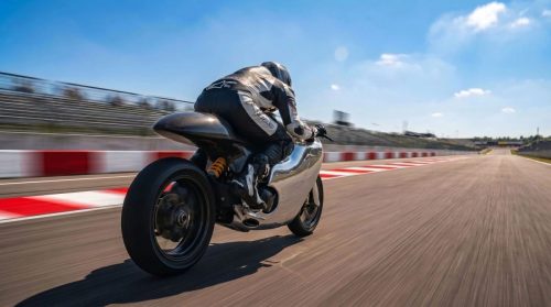 Bandit9 Ducati 821 – Heckansicht in Schräglage bei voller Fahrt auf der Rennstrecke