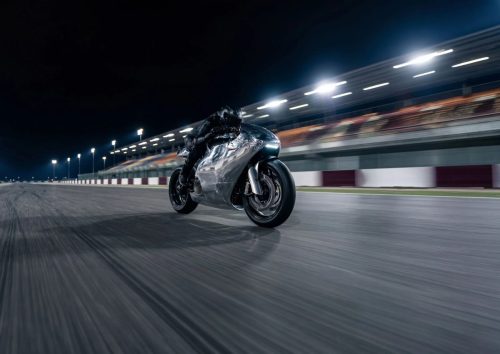 Bandit9 Ducati 821 – Nachtaufnahme in Bewegung auf beleuchteter Rennstrecke