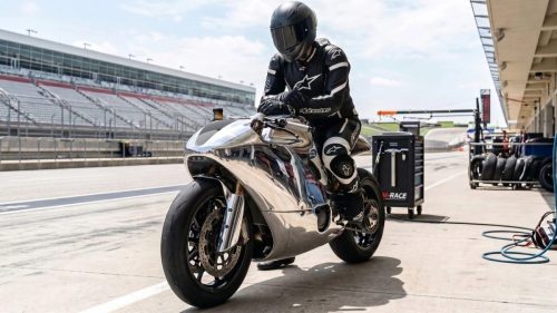 Bandit9 Ducati 821 – Fahrer sitzt auf dem Motorrad, Front-Dreiviertelansicht in der Boxengasse