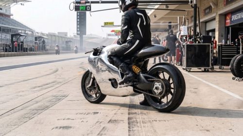 Bandit9 Ducati 821 – Fahrer auf dem Motorrad sitzend, Heckansicht in der Boxengasse