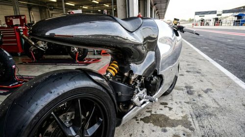 Bandit9 Ducati 821 – Heckansicht mit Carbon-Heckabschluss, abgestellt in der Boxengasse