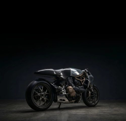 Bandit9 Ducati 821 – Seitenansicht im Studio mit Blick auf den Ducati-L-Zweizylindermotor und den Gitterrohrrahmen