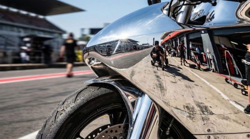 Bandit9 Ducati 821 – Detailaufnahme der polierten Aluminium-Front mit LED-Scheinwerfer