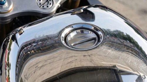 Bandit9 Ducati 821 – Detailaufnahme des Tankdeckels auf dem polierten Aluminiumtank