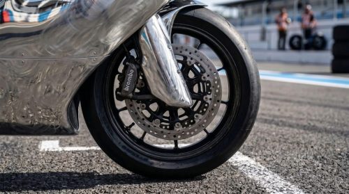 Bandit9 Ducati 821 – Detailaufnahme von Gabelabdeckung und Brembo-Bremssattel am Vorderrad