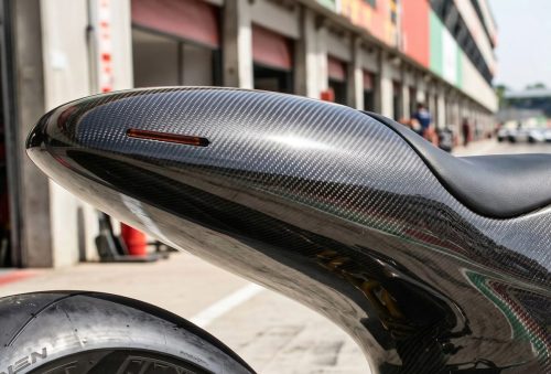 Bandit9 Ducati 821 – Detailaufnahme des Carbon-Heckabschlusses mit LED-Ruecklicht