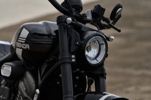 Benda Rock 707 2027 – Frontpartie mit rundem Scheinwerfer, Tank mit BENDA-Schriftzug und Lenkerarmaturen