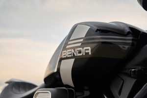 Benda Rock 707 2027 – Tankflanke mit BENDA-Schriftzug und hellem Streifendekor