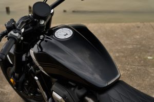 Benda Rock 707 2027 – Blick über Tank und Lenker auf das runde TFT-Instrument