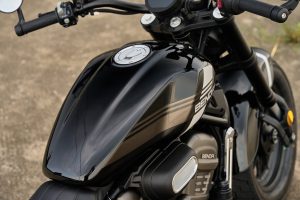 Benda Rock 707 2027 – Tank mit Streifendekor, Gabel und Motor von schräg oben