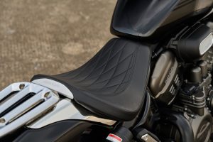 Benda Rock 707 2027 – Rautengesteppte Sitzbank, Chromabdeckung und Zylinderkopf des V2