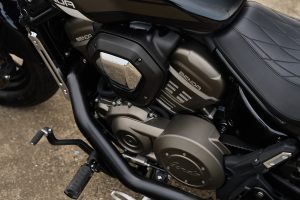 Benda Rock 707 2027 – Motordeckel der linken Seite mit Benda-Schriftzug und Ausgleichsbehälter