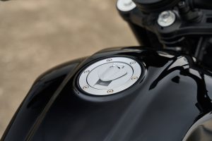 Benda Rock 707 2027 – Verschraubter Tankdeckel in Aluminiumoptik auf dem schwarzen Tank