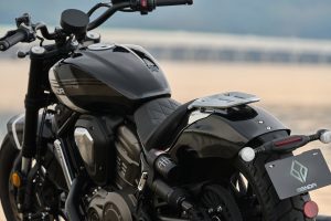 Benda Rock 707 2027 – Heckpartie mit Sitzbank, Chromabdeckung, Rücklicht und Kennzeichenhalter