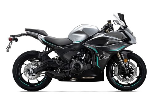 Benelli Tornado 550 2026 in Tech Silver, Studioaufnahme von der linken Seite: silbergraue Verkleidung und Tank, schwarzes Heck, türkisfarbene Zierlinien, gelb-grüne 'Tornado'-Reifenaufkleber auf den schwarzen Felgen, freigestellt vor weißem Hintergrund
