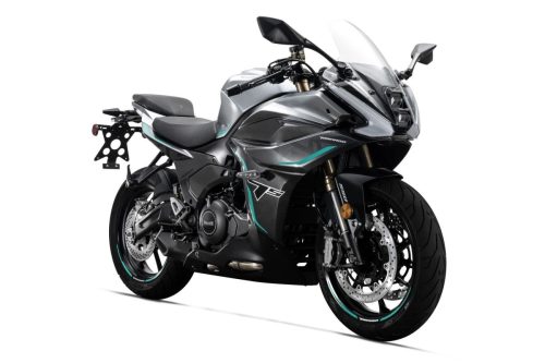 Benelli Tornado 550 2026 in Tech Silver, Studioaufnahme von vorne rechts in Dreiviertelperspektive: silbergraue Frontverkleidung mit LED-Scheinwerfer, goldene Marzocchi-Gabelstandrohre, türkisfarbene Akzente, freigestellt vor weißem Hintergrund