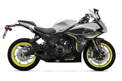 Benelli Tornado 550 2026 in Gres White, Studioaufnahme von der linken Seite: weißer Tank und Frontverkleidung, anthrazitfarbene Seitenteile, neongelbe Zierlinien und neongelb lackierte Felgen, freigestellt vor weißem Hintergrund