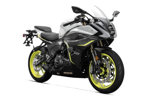 Benelli Tornado 550 2026 in Gres White, Studioaufnahme von vorne rechts in Dreiviertelperspektive: weiße Frontverkleidung mit Doppel-LED-Scheinwerfer, neongelbe Felgen und Zierlinien, freigestellt vor weißem Hintergrund