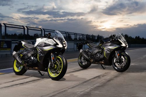 Zwei Benelli Tornado 550 2026 in Gres White und Midnight Black von hinten fotografiert auf der Rennstrecke Autodromo di Modena, Streckenbegrenzung und Abendhimmel im Hintergrund