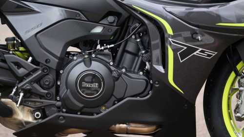 Detailaufnahme des Motors der Benelli Tornado 550 2026: Kupplungsdeckel mit Benelli-Schriftzug, Zentralfederbein und Verkleidungsausschnitt mit neongelber 'TS'-Grafik