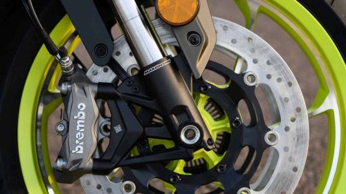 Detailaufnahme des Vorderrads der Benelli Tornado 550 2026: radial montierter Brembo-Bremssattel, Marzocchi-Upside-down-Gabel und neongelb lackierte Speichenfelge mit Bremsscheibe
