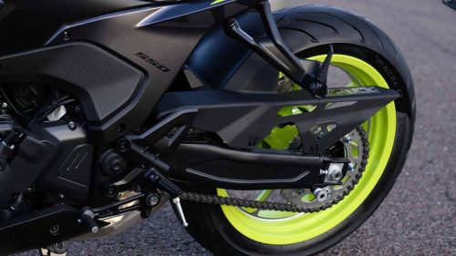 Detailaufnahme der Hinterradschwinge der Benelli Tornado 550 2026: Kettenantrieb, Kennzeichenhalter mit Typenschild und neongelb lackierte Hinterradfelge mit 'Angel'-Reifen