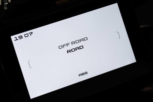 Benelli TRK 902 (2026) – TFT-Display mit Fahrmodus-Anzeige Off Road/Road und ABS-Symbol